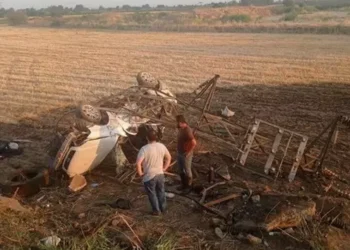 Tarlaya uçan otomobilin sürücüsü öldü