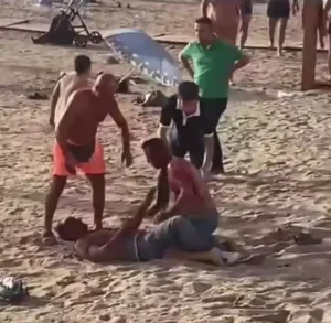 Aydın’ın Kuşadası ilçesinde, tatilciler arasında plajda bıçaklı kavga çıktı. Olayda