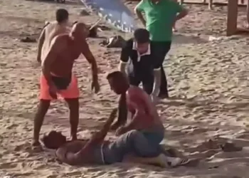 Plajda bıçaklı kavgada 2 kişi yaralandı