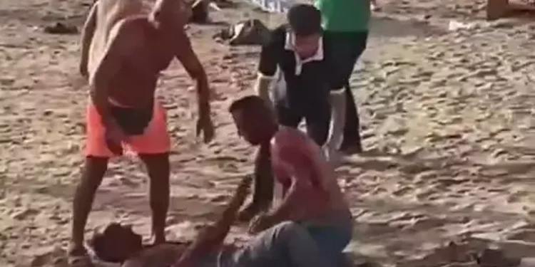 Plajda bıçaklı kavgada 2 kişi yaralandı