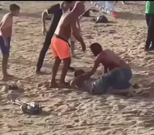 Plajda bıçaklı kavgada 2 kişi yaralandı