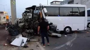 Antalya’nın Manavgat ilçesinde bariyere çarpan midibüsün sürücüsü Şavki Çoban hayatını