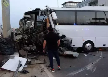 Tur midibüsü bariyere çarptı: 1 ölü, 20 yaralı