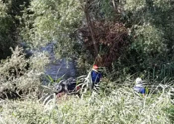 Otomobil nehre uçtu; 2 ölü