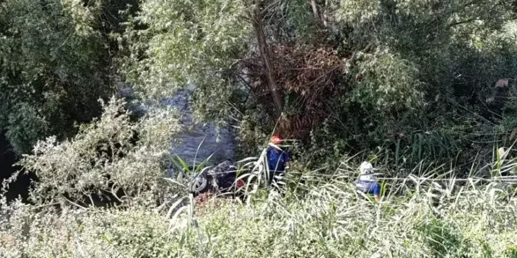 Otomobil nehre uçtu; 2 ölü