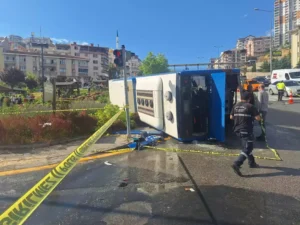 Belediye otobüsü devrildi: 5 yaralı