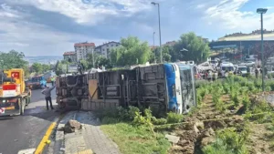 Ankara‘nın Keçiören ilçesinde belediye otobüsünün devrildiği kazada 5 kişi yaralandı.