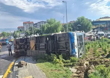 Belediye otobüsü devrildi: 5 yaralı