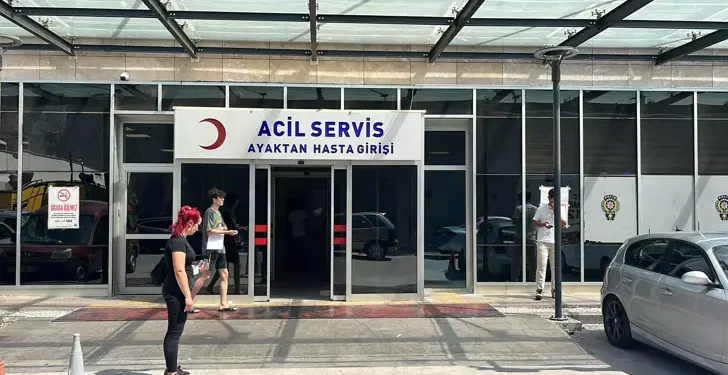 Kaldıkları otelde yemekten zehirlendiler