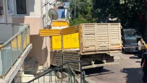 &nbsp; Beşiktaş‘ta forklift ile yük indirildiği sırada yokuş aşağı kayan