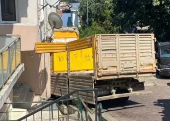 Yoldan çıkan kamyon binaya çarptı