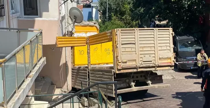 Yoldan çıkan kamyon binaya çarptı