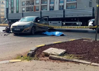 Otomobille çarpışan motosiklet sürücüsü hayatını kaybetti