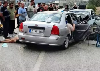 İki otomobilin kafa kafaya çarpıştı