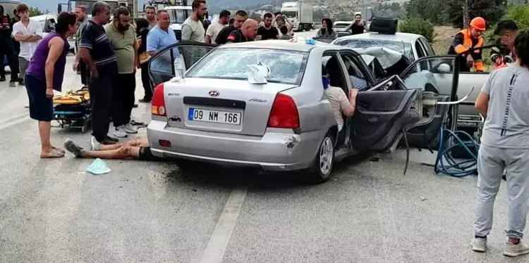 İki otomobilin kafa kafaya çarpıştı