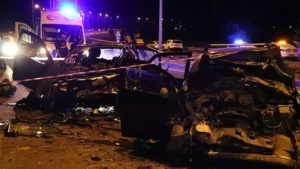 İki otomobil çarpıştı anne ve baba hayatını kaybetti