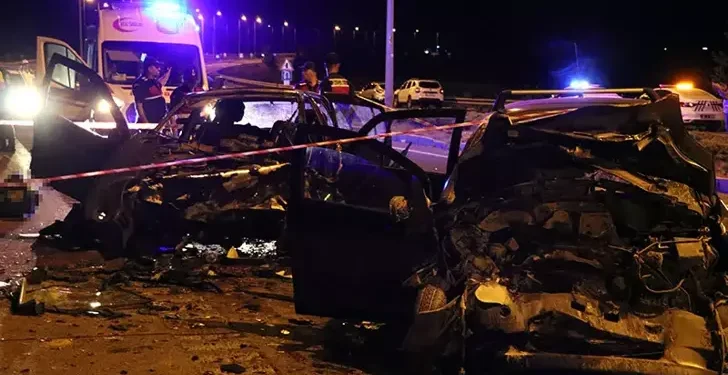 İki otomobil çarpıştı anne ve baba hayatını kaybetti