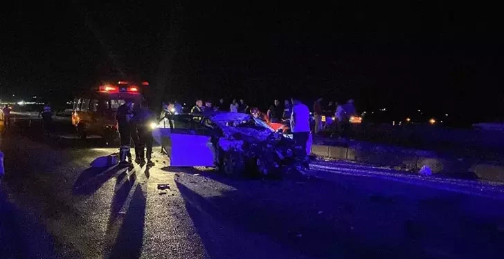 Otomobil TIR’a çarptı: 3 kişi hayatını kaybetti