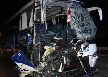 Yolcu otobüsü, yem yüklü kamyona çarptı