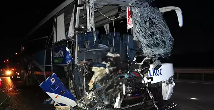 Yolcu otobüsü, yem yüklü kamyona çarptı
