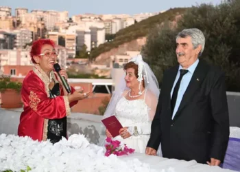 ozlemini-cektigi-beyaz-gelinligi-56-yil-sonra-giydi