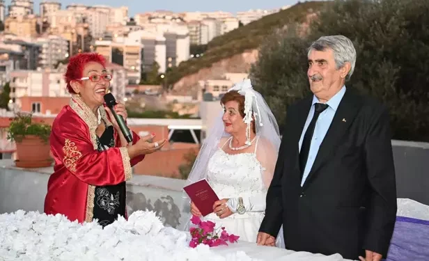 ozlemini-cektigi-beyaz-gelinligi-56-yil-sonra-giydi