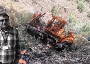 Operatör devrilen dozerin altında kaldı