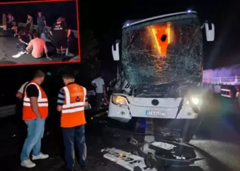 Yolcu otobüsü, TIR'a çarptı