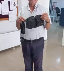 Bankta unutulan parayı sahibine teslim etti