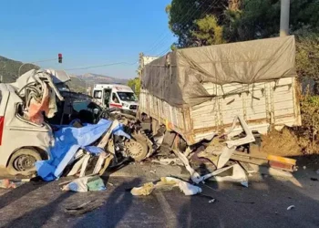 Hafif ticari araç kamyona çarptı 4 kişi hayatını kaybetti