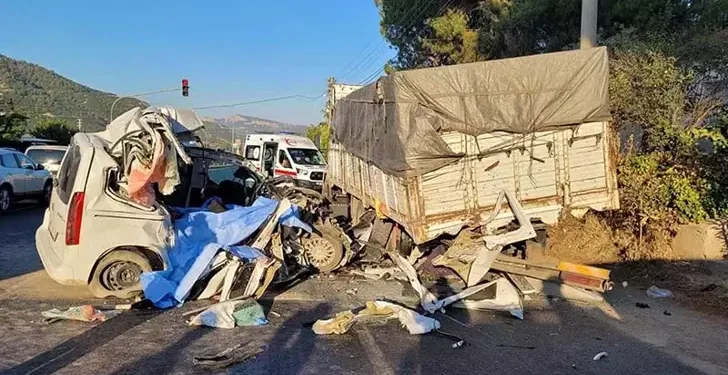 Hafif ticari araç kamyona çarptı 4 kişi hayatını kaybetti