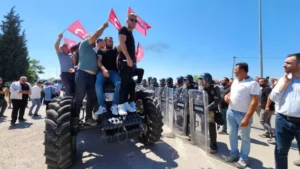 Çiftçiler eylem yapıp yol kapattı
