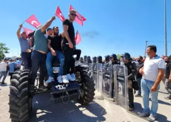 Çiftçiler eylem yapıp yol kapattı