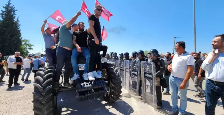 Çiftçiler eylem yapıp yol kapattı