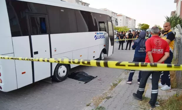 Midibüsün çarptığı anneanne- torun hayatını kaybetti