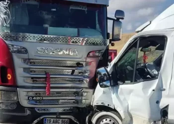 İşçi servis minibüsü, otomobil ve TIR'a çarptı