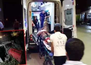 Tarlaya devrilen traktörün sürücüsünü kabin kurtardı