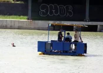 Tartıştığı eşine kızıp çaya atladı