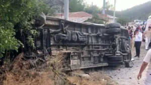 Yolcu minibüsü ile traktör çarpıştı