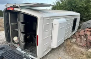 Bolu‘nun Mudurnu ilçesinde traktörle yolcu minibüsünün çarpıştığı kazada 1’i ağır 15