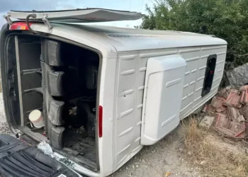 Yolcu minibüsü ile traktör çarpıştı