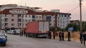 Park halindeki TIR'a motosiklet çarptı