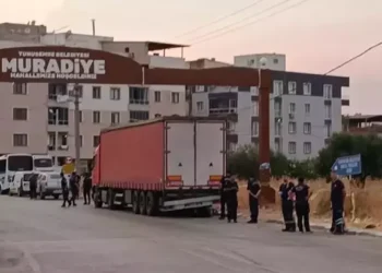 Park halindeki TIR'a motosiklet çarptı