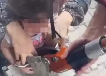 Oyun oynarken girdiği düdüklü tencereye sıkıştı