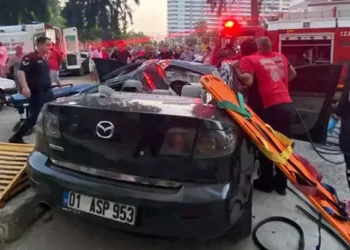 20'nci kattan otomobilin üzerine düştü