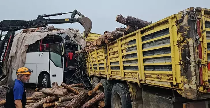 Tomruk yüklü kamyonla yolcu otobüsü çarpıştı
