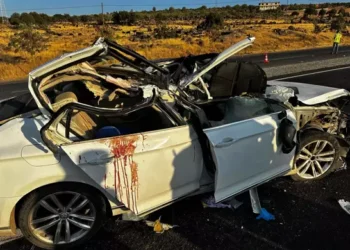 Otomobil, kamyonun altına girdi