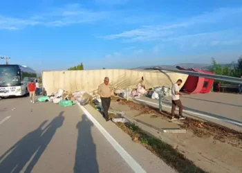 Süt yüklü tanker TIR’a çarptı