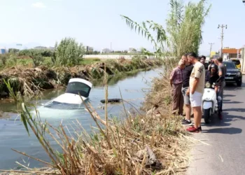 Virajı geniş alınca otomobille kanala düştüler