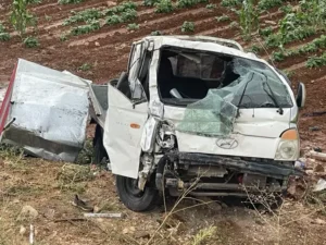 Tarım işçilerini taşıyan kamyonet devrildi